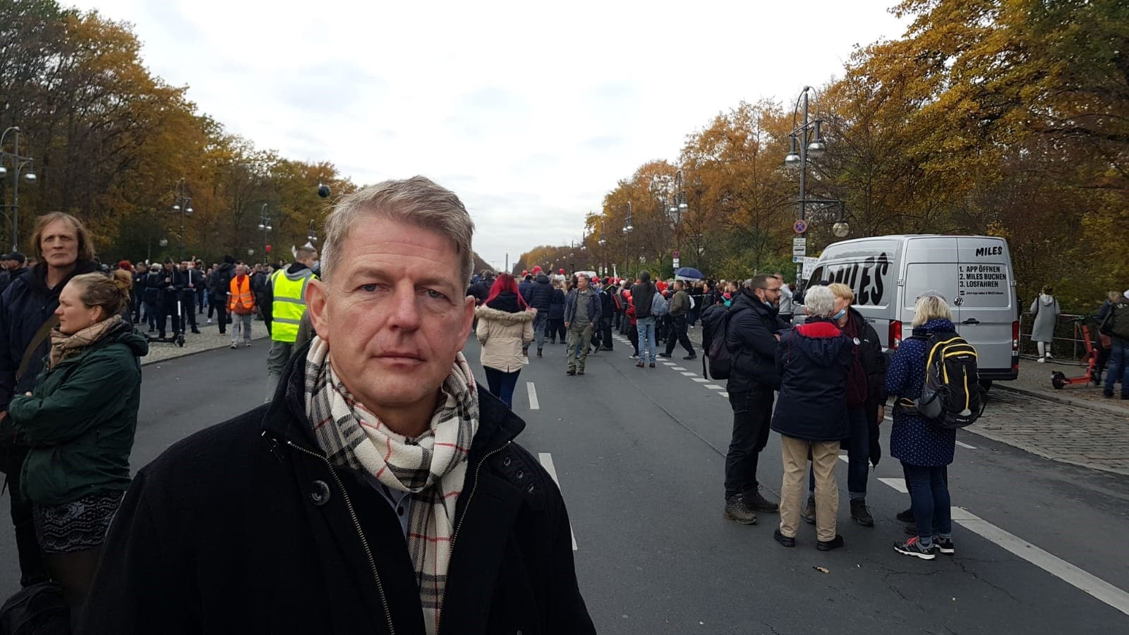 Karsten Hilse protestiert gegen PolizeiÜbergriff